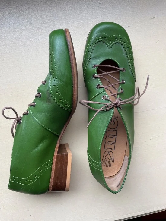 Vintage Lace-ups in Vivid Green - Picture 2 of 3